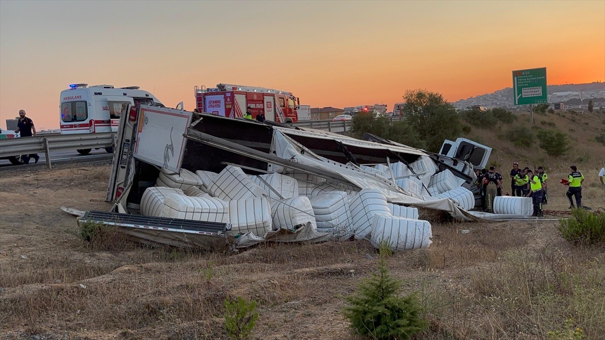 Kuzey Marmara Otoyolu'nda bir tırın şarampole devrilmesi sonucu 2 kişi yaşamını yitirdi.