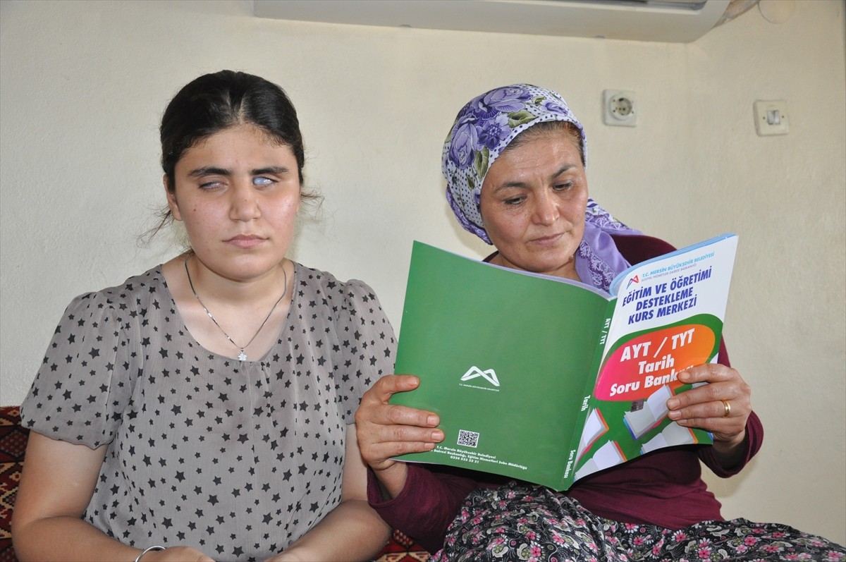  Liseyi birincilikle bitirdikten sonra annesinin okuduğu kitaplarla Yükseköğretim Kurumları...