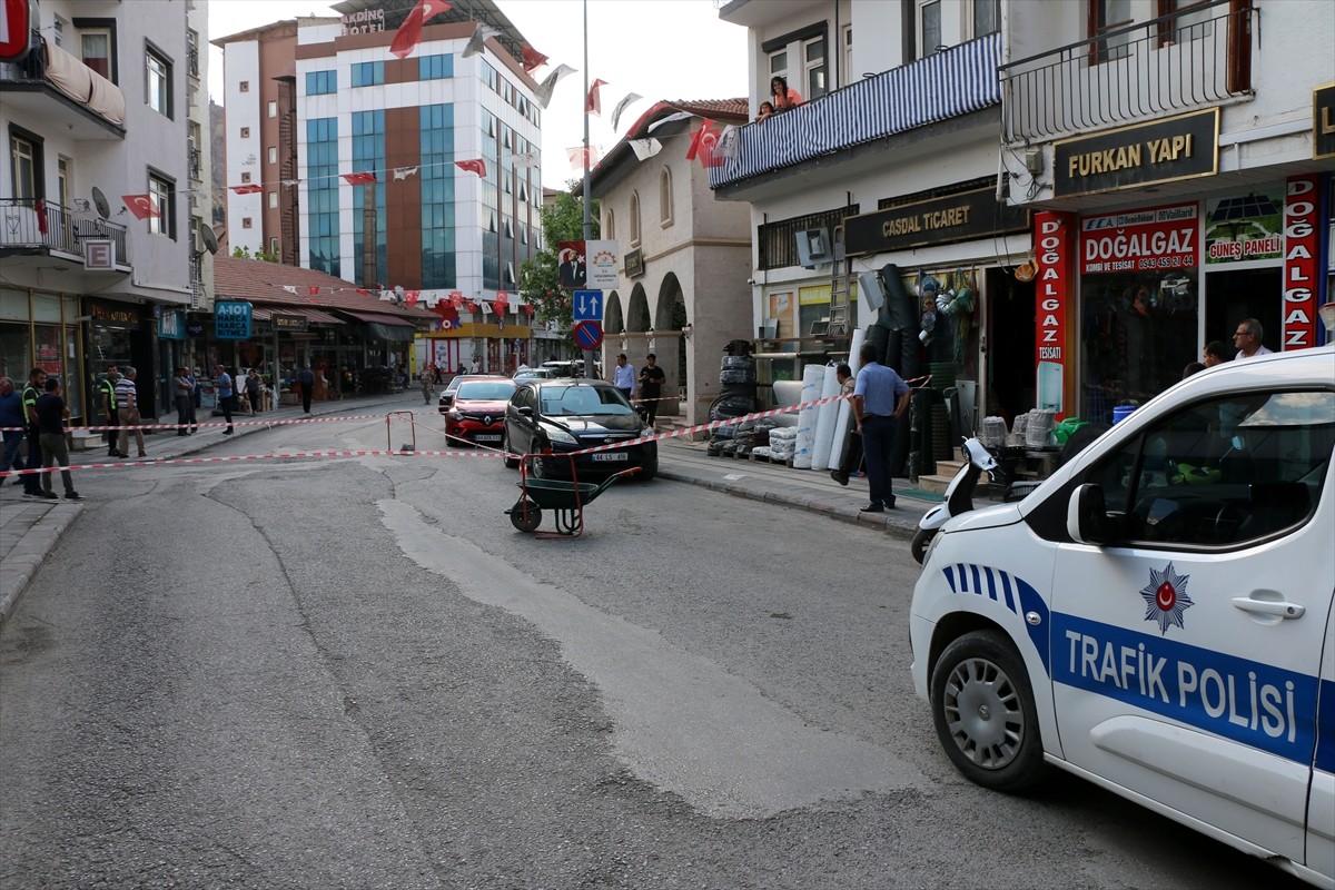 Malatya'nın Hekimhan ilçesinde iki ay önce boşandığı eski eşi tarafından silahla vurulan kadın...