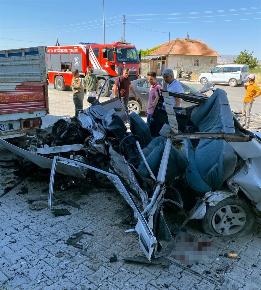 Malatya'nın Yeşilyurt ilçesinde iki otomobilin çarpışması sonucu 1 kişi hayatını kaybetti, 1 kişi...