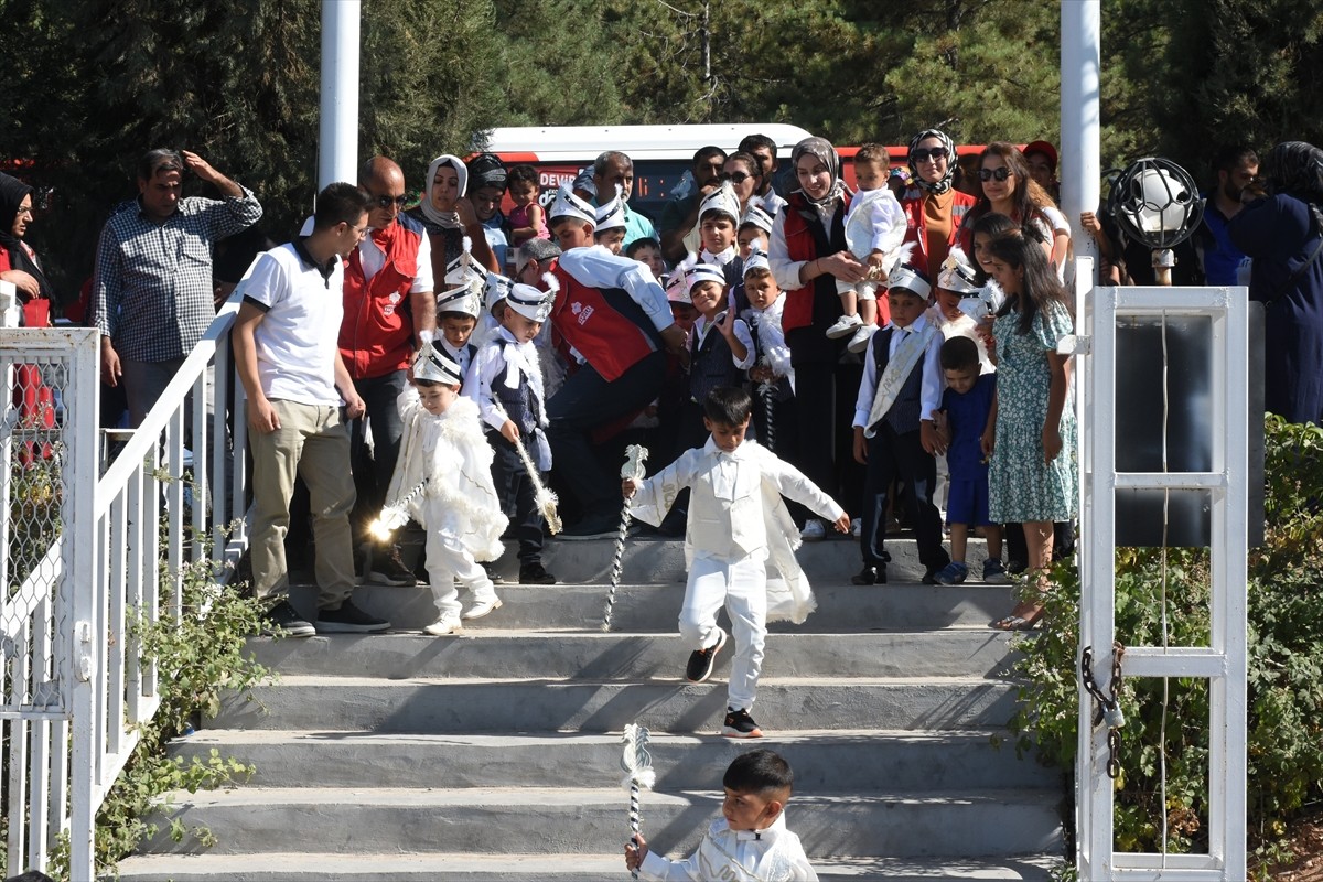Malatya Vakıflar Bölge Müdürlüğünce, 40 çocuk için sünnet şöleni düzenlendi.