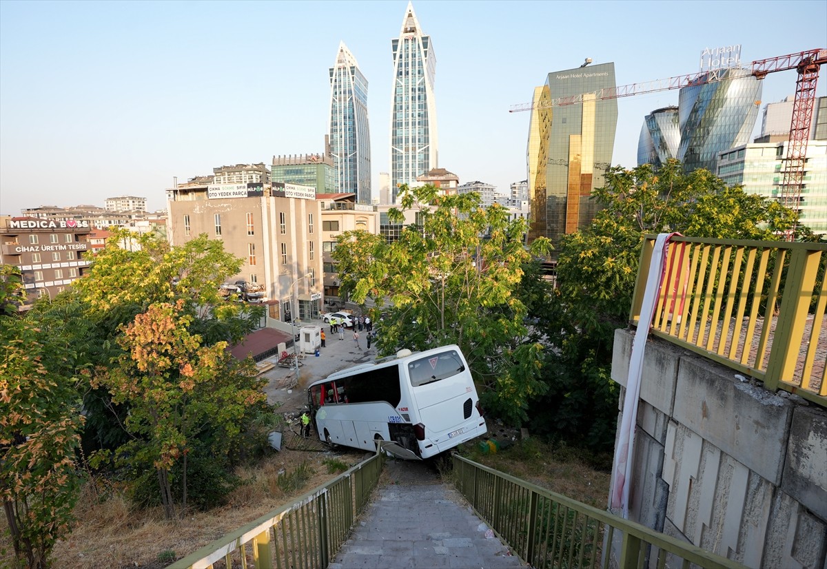 Maltepe'de kontrolden çıkan servis otobüsünün köprülü kavşaktan düşmesi sonucu 1'i ağır 8 kişi...