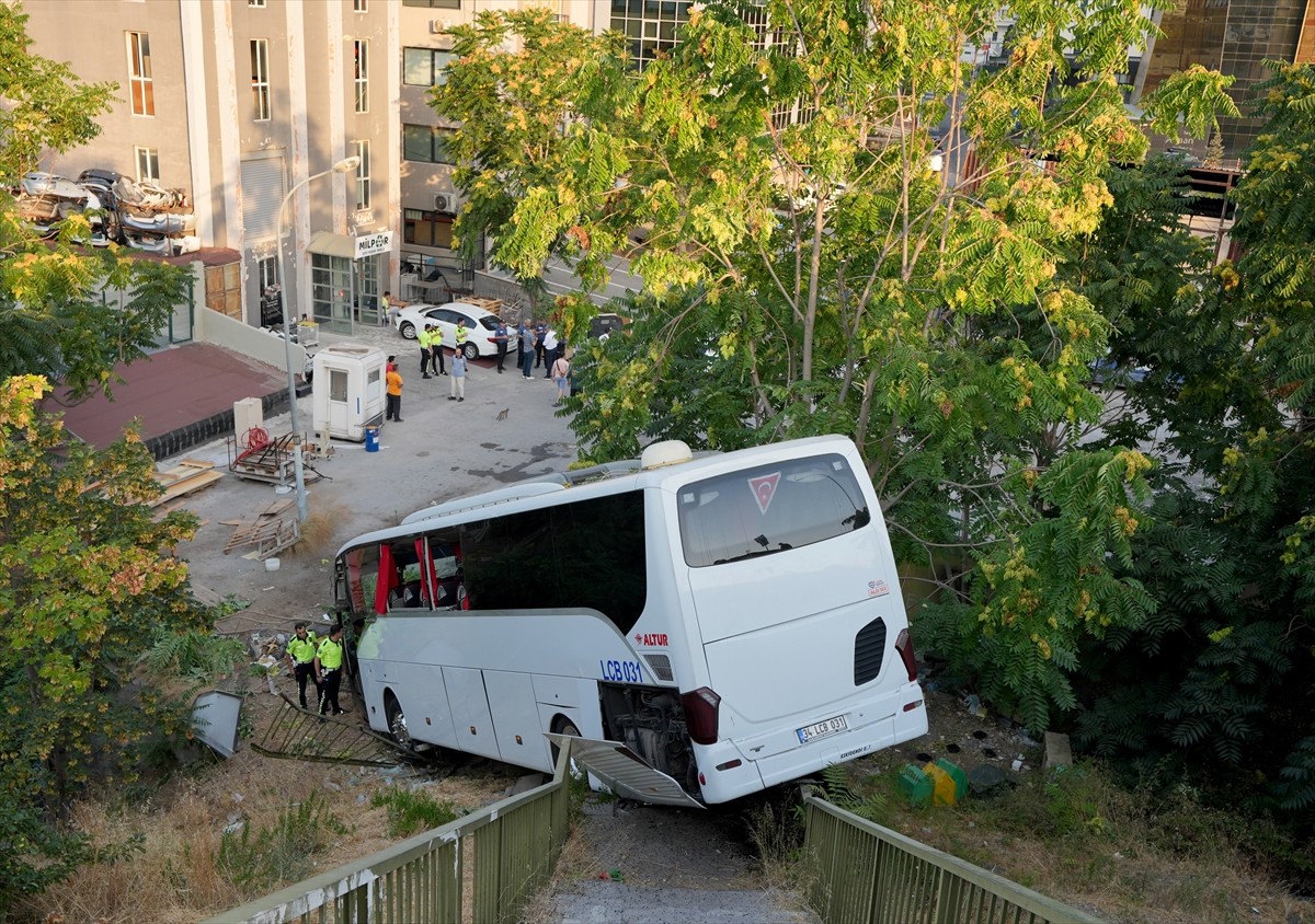 Maltepe'de kontrolden çıkan servis otobüsünün köprülü kavşaktan düşmesi sonucu 1'i ağır 8 kişi...