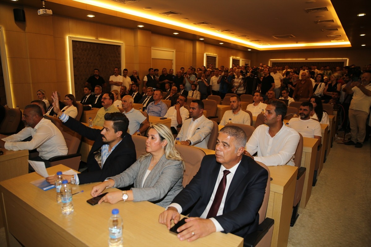 Manavgat Belediye Meclisinde, tutuklanan Belediye Başkanı Niyazi Nefi Kara'nın görevden...