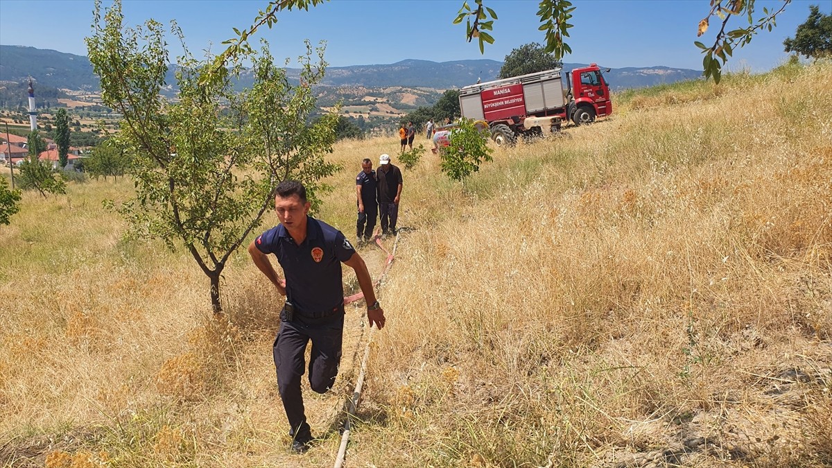 Manisa'nın Demirci ilçesinde çıkan orman yangını ekiplerin havadan ve karadan müdahalesiyle...