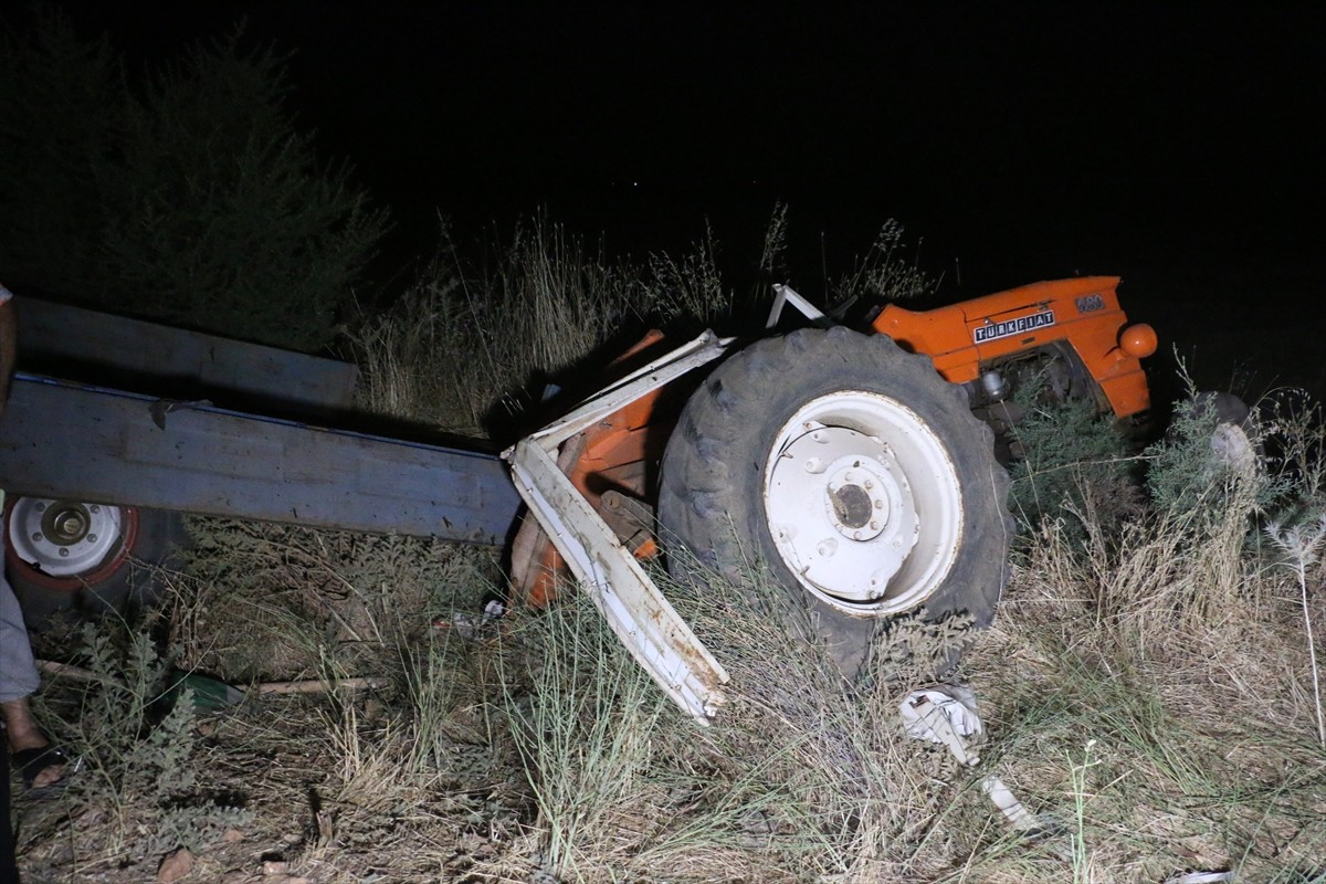 Manisa'nın Kula ilçesinde hafriyat kamyonunun arkadan çarptığı traktörün sürücüsü hayatını...