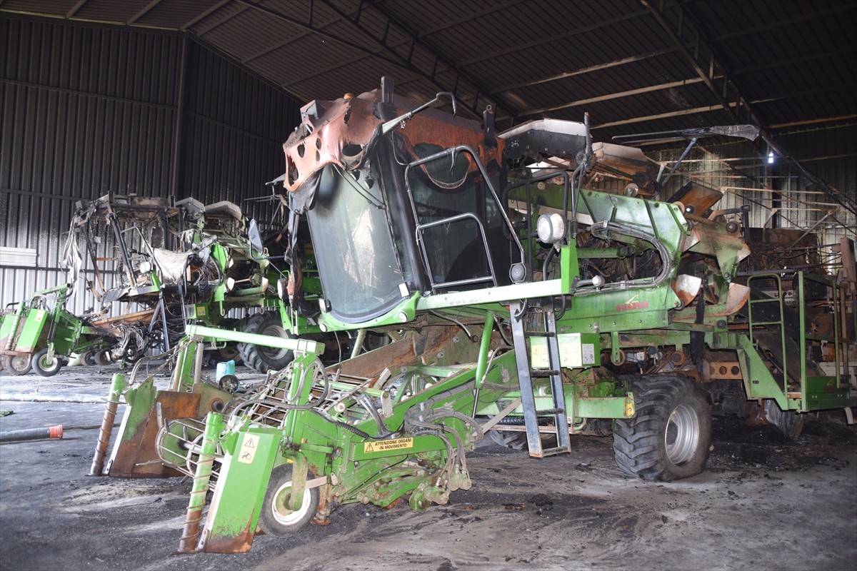 Manisa'nın Şehzadeler ilçesinde tarım aletlerinin bulunduğu depoda çıkan 2 ayrı yangında, 3...