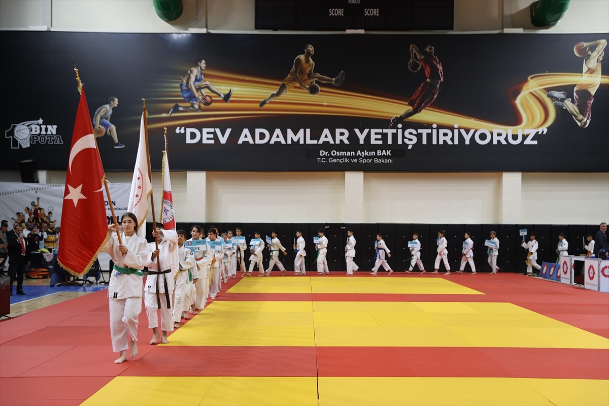 Mardin'de 72 ilden 1344 sporcunun katıldığı Spor Toto Minikler Türkiye Judo Şampiyonası başladı....
