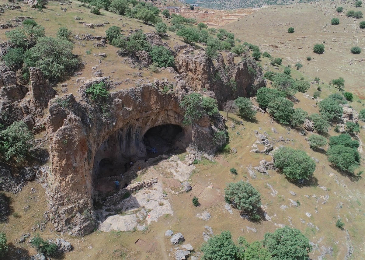 Mardin'de yaşamın ilk izlerinin sürüldüğü Uluköy Mağarası'nda Paleolitik Çağ'a ait yeni buluntular...