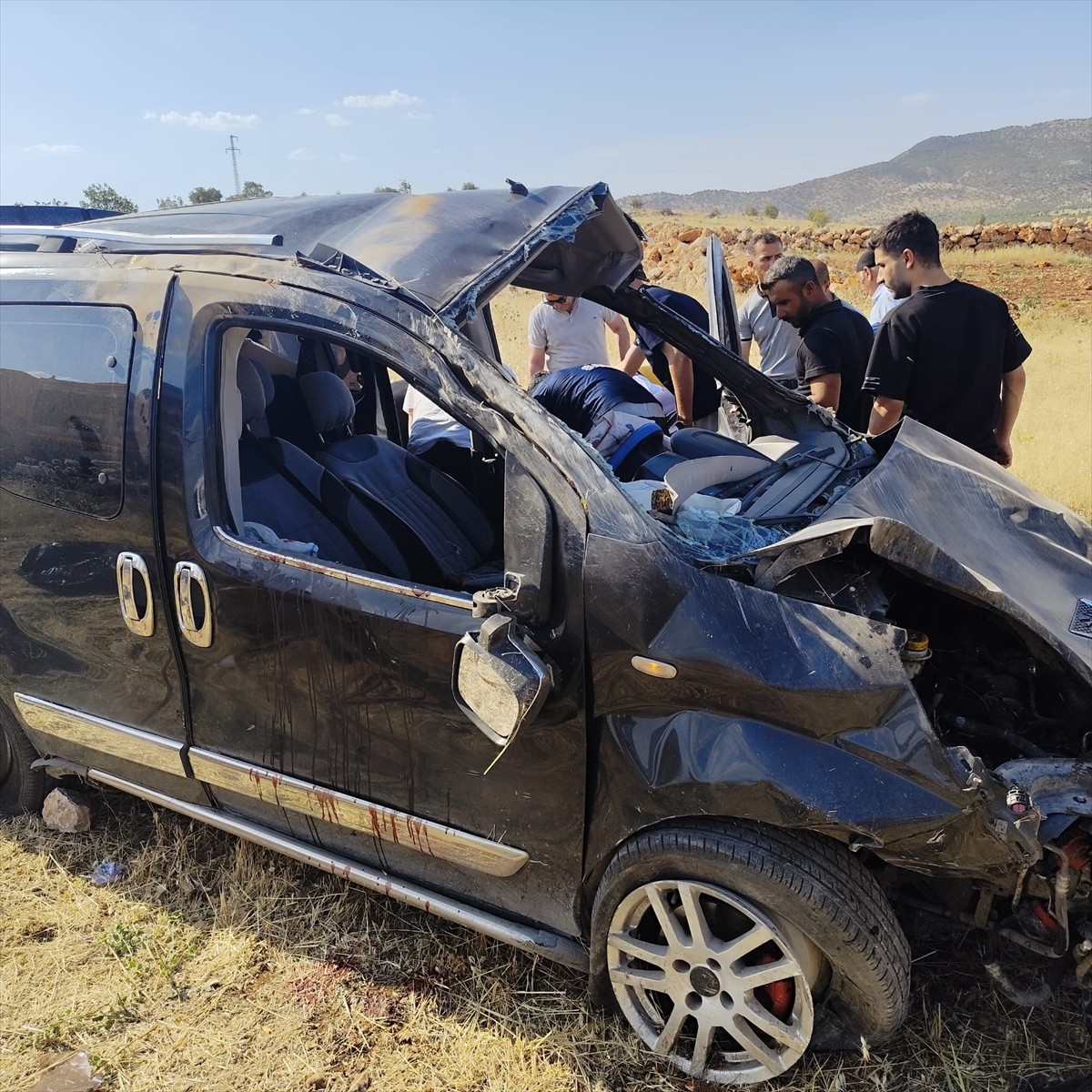 Mardin'in Dargeçit ilçesinde hafif ticari aracın devrilmesi sonucu 4 kişi yaralandı.