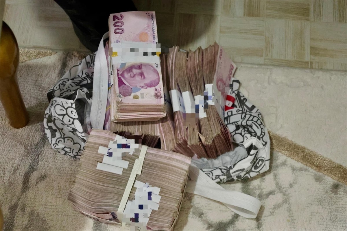 Mersin'de bazı kişilerin banka hesaplarını dolandırıcılık amaçlı kullandıkları iddiasıyla 18...