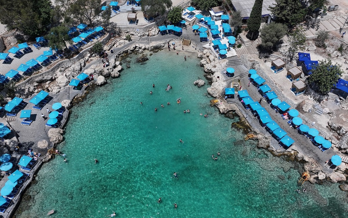 Mersin'de etrafını saran doğal kayaların arasında tatlı ve tuzlu suyun karışması nedeniyle...