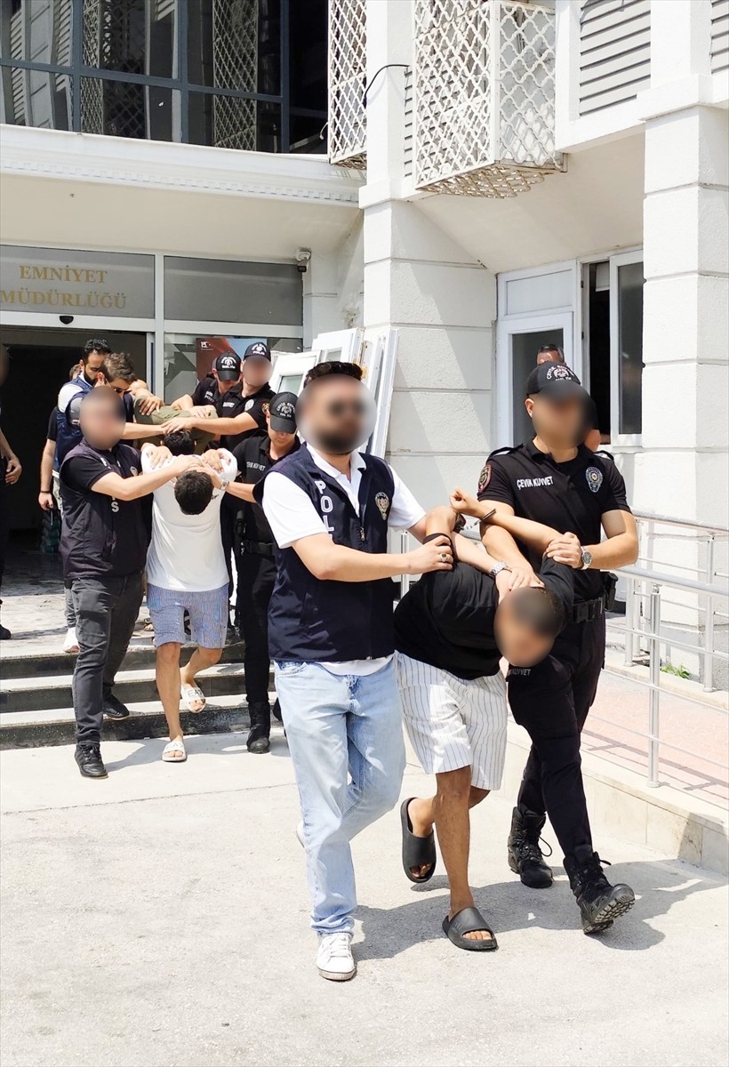 Mersin'in Akdeniz ilçesinde, yengesi ve yengesinin annesini tabancayla öldüren firari zanlı ile...