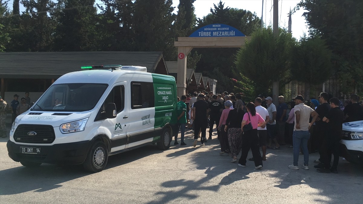 Mersin'in Erdemli ilçesinde otomobilin şarampole yuvarlanması sonucu hayatını kaybeden polis...