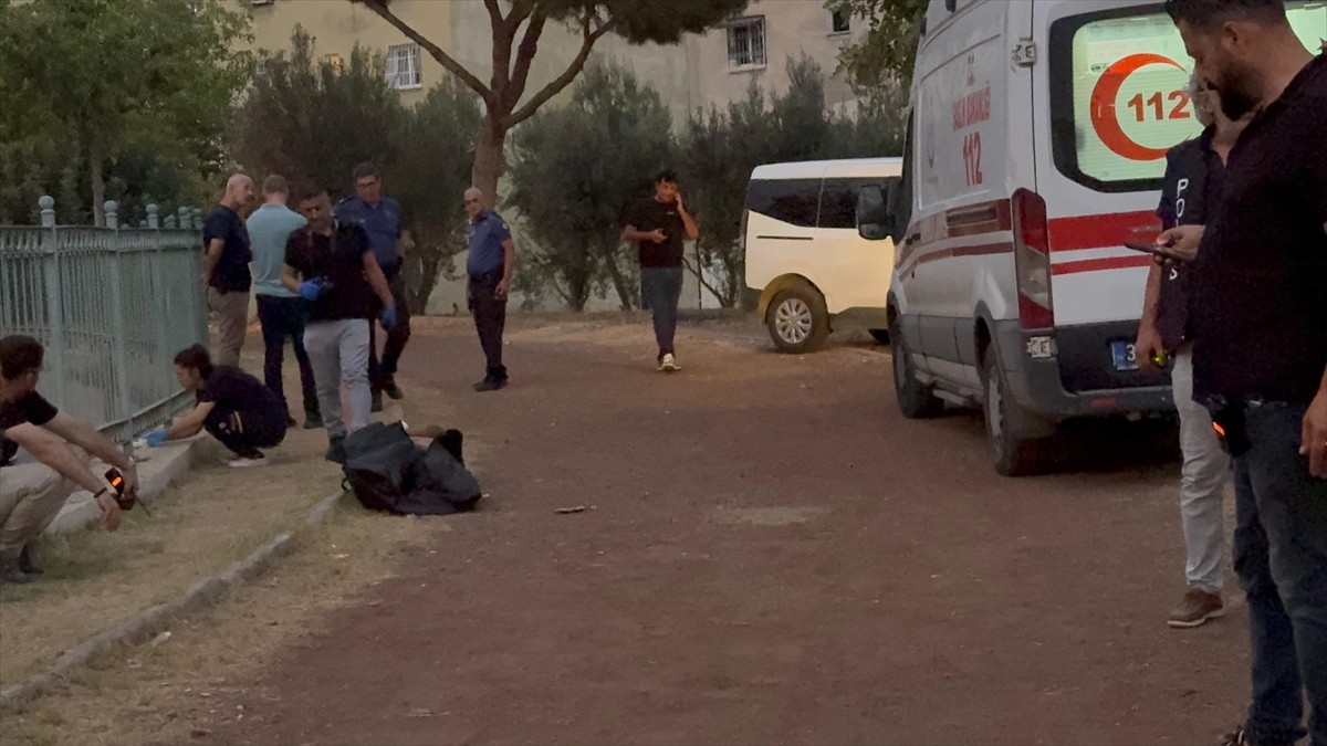 Mersin'in merkez Toroslar ilçesinde sulama kanalında erkek cesedi bulundu.