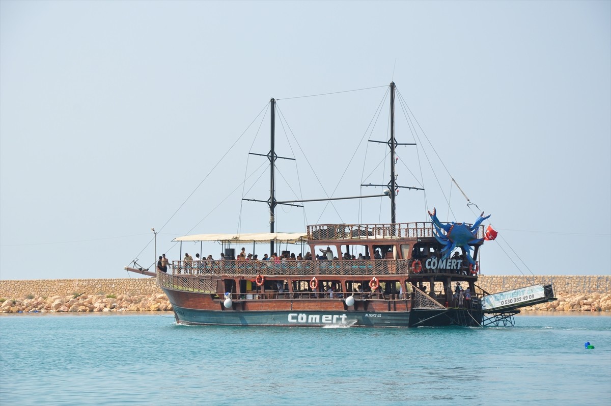 Mersin'in Silifke ilçesinde 35 dereceyi aşan hava sıcaklığından bunalanlar, denizde yüzerek...