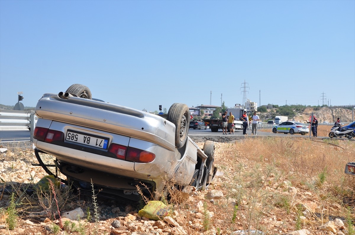 Mersin'in Silifke ilçesinde otomobilin devrilmesi sonucu 1 kişi hayatını kaybetti, 1 kişi ağır...