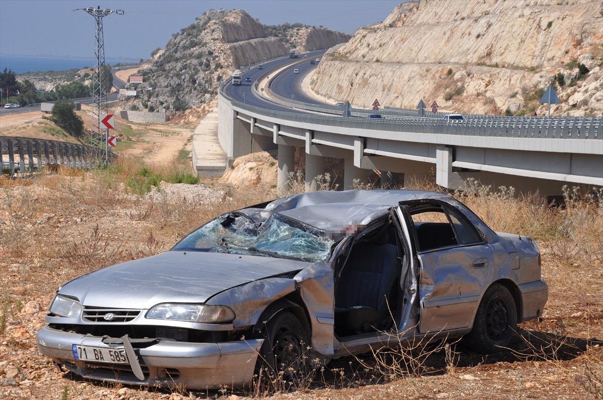 Mersin'in Silifke ilçesinde otomobilin devrilmesi sonucu 1 kişi hayatını kaybetti, 1 kişi ağır...
