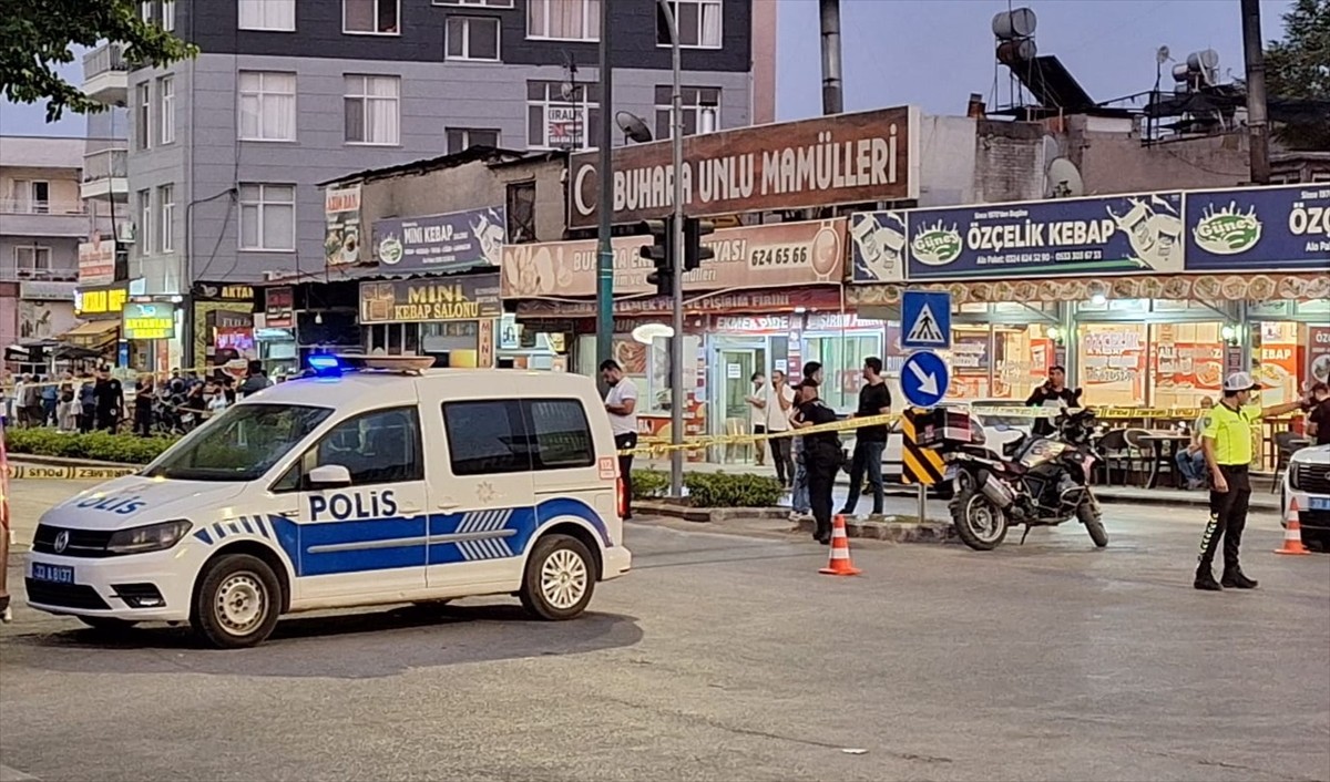 Mersin'in Tarsus ilçesinde kendisini gözaltına almak isteyen polis memurunu tabancayla yaralayan...