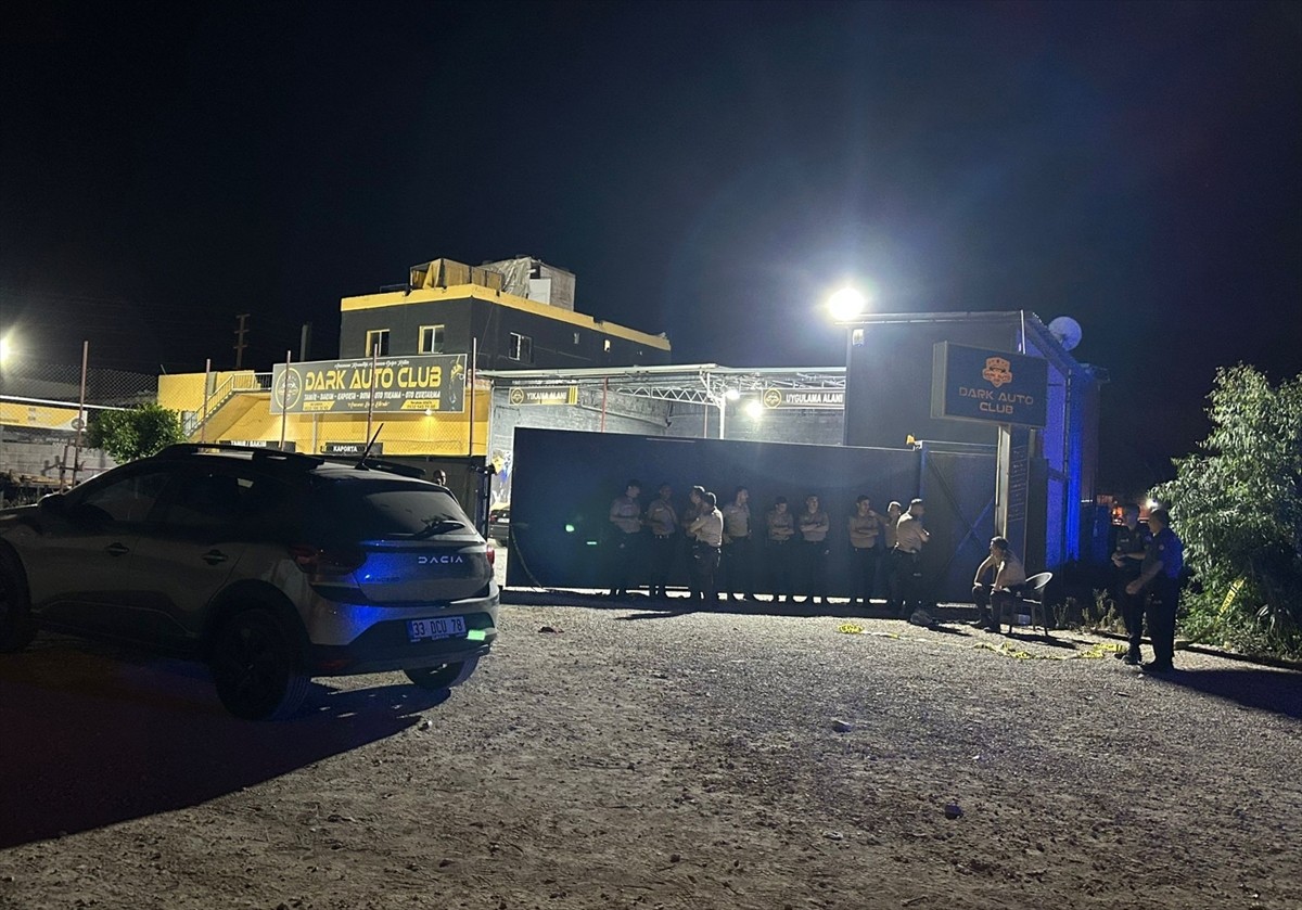 Mersin'in Tarsus ilçesinde oto yıkamacıya düzenlenen silahlı saldırıda 1 kişi hayatını kaybetti, 1...