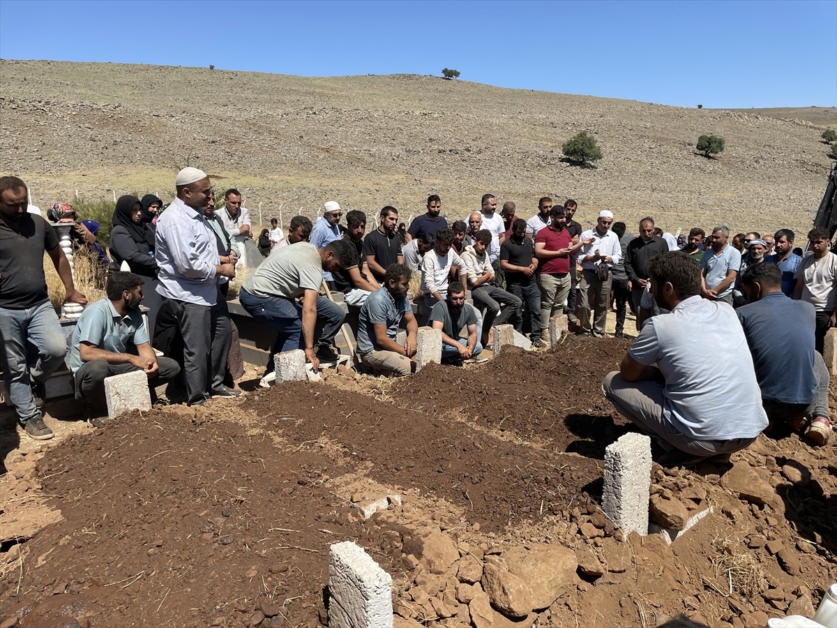 Mersin'in Tarsus ilçesinde tıra çarpan hafif ticari araçta hayatını kaybeden aynı aileden 1'i...