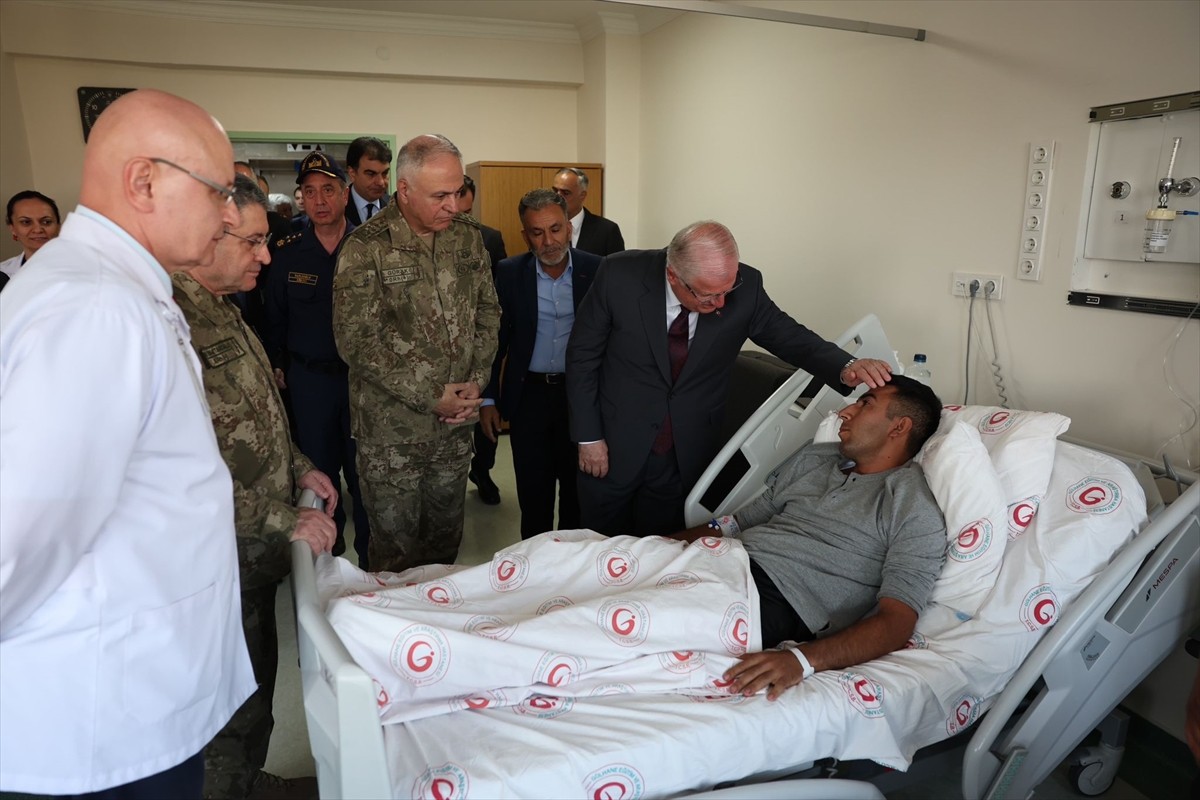 Milli Savunma Bakanı Yaşar Güler, Pençe-Kilit Harekatı bölgesinde metan gazından zehirlenen ve...
