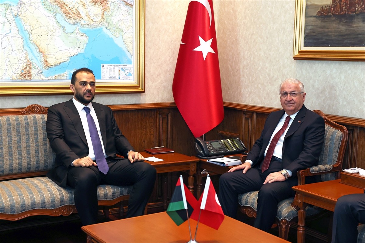 Milli Savunma Bakanı Yaşar Güler (sağda), Libya Savunma Bakan Vekili Tuğgeneral Abdusselam Zubi...