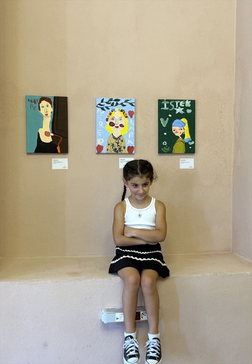 Minik ressam Deren Aral, ilk kişisel sergisi "Deren'in Düş Bahçesi" ile sanatseverlerle buluştu....