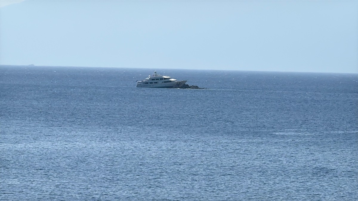 Muğla'nın Bodrum ilçesi açıklarında kayalıklara çarpan motoryat ile içerisindekilerin kurtarılması...