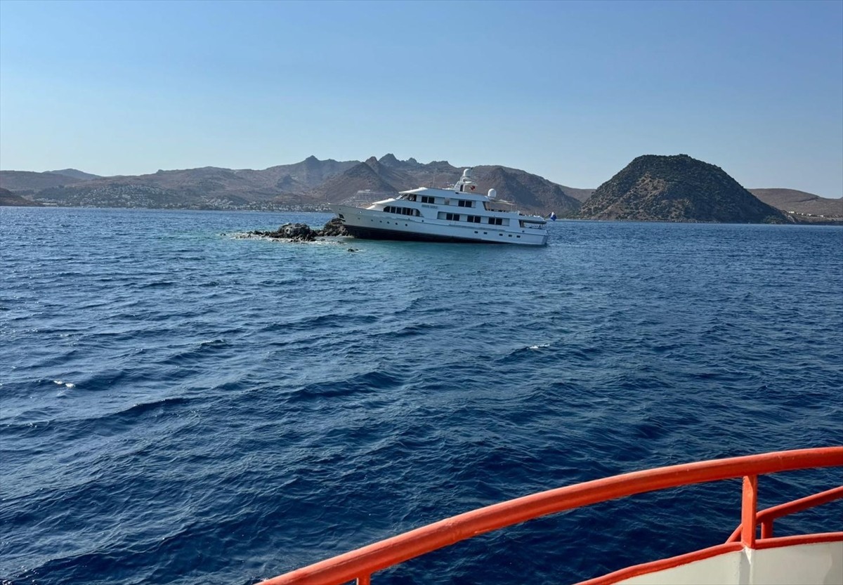 Muğla'nın Bodrum ilçesi açıklarında kayalıklara çarpan motoryatın kurtarılması için çalışmalar...