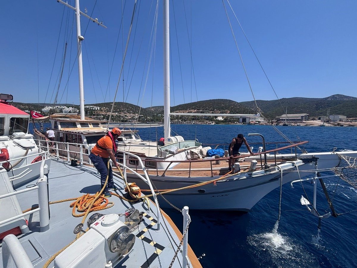 Muğla'nın Bodrum ilçesi açıklarında su alan teknedeki 6 kişi ekiplerce kurtarıldı.