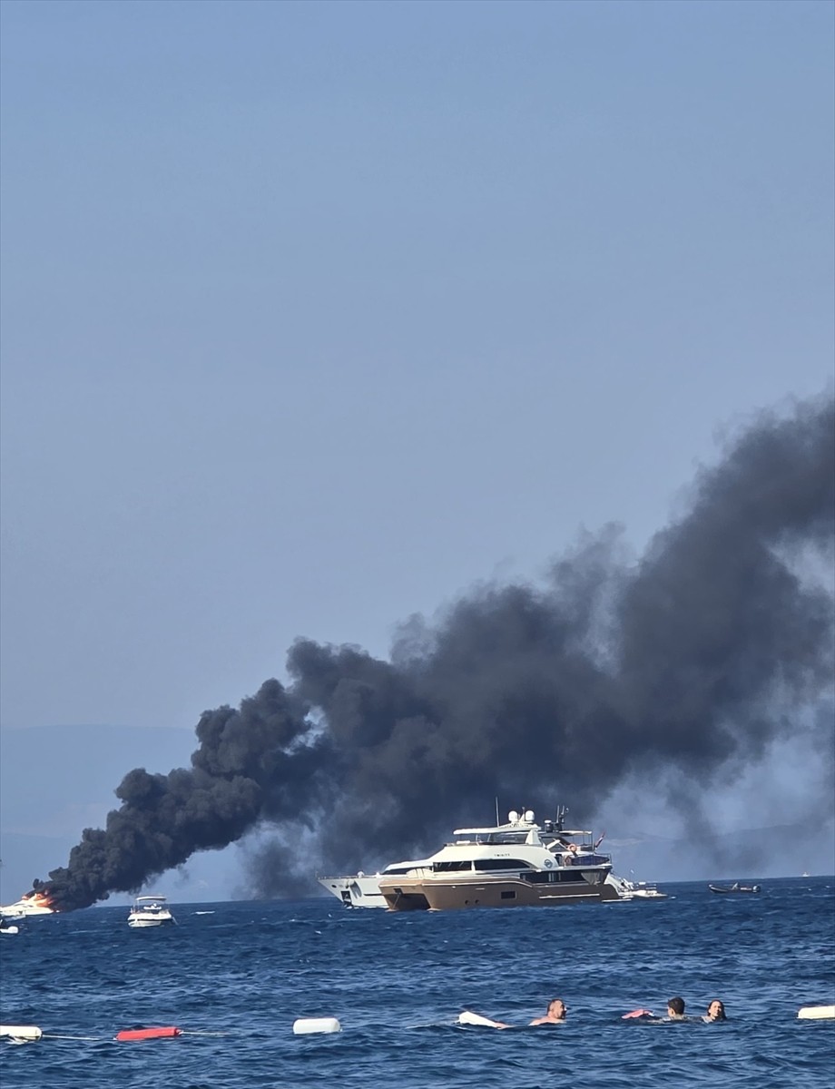 Muğla'nın Bodrum ilçesi açıklarında yangın çıkan motoryat, kullanılamaz hale geldi.