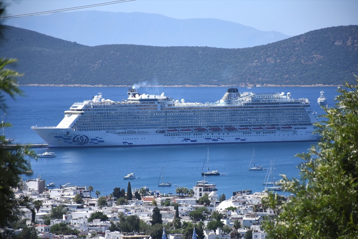 Muğla'nın Bodrum ilçesine "Mein Schiff 5" ve "Aroya" kruvaziyerleriyle 3 bin 308 yolcu geldi....