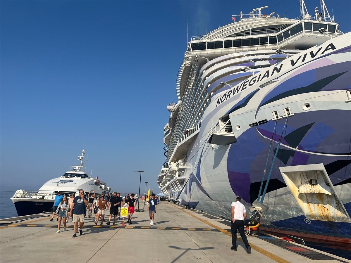 Muğla'nın Bodrum ilçesine "Norwegian Viva" isimli kruvaziyer 3 bin 581 turist getirdi. Turistler...