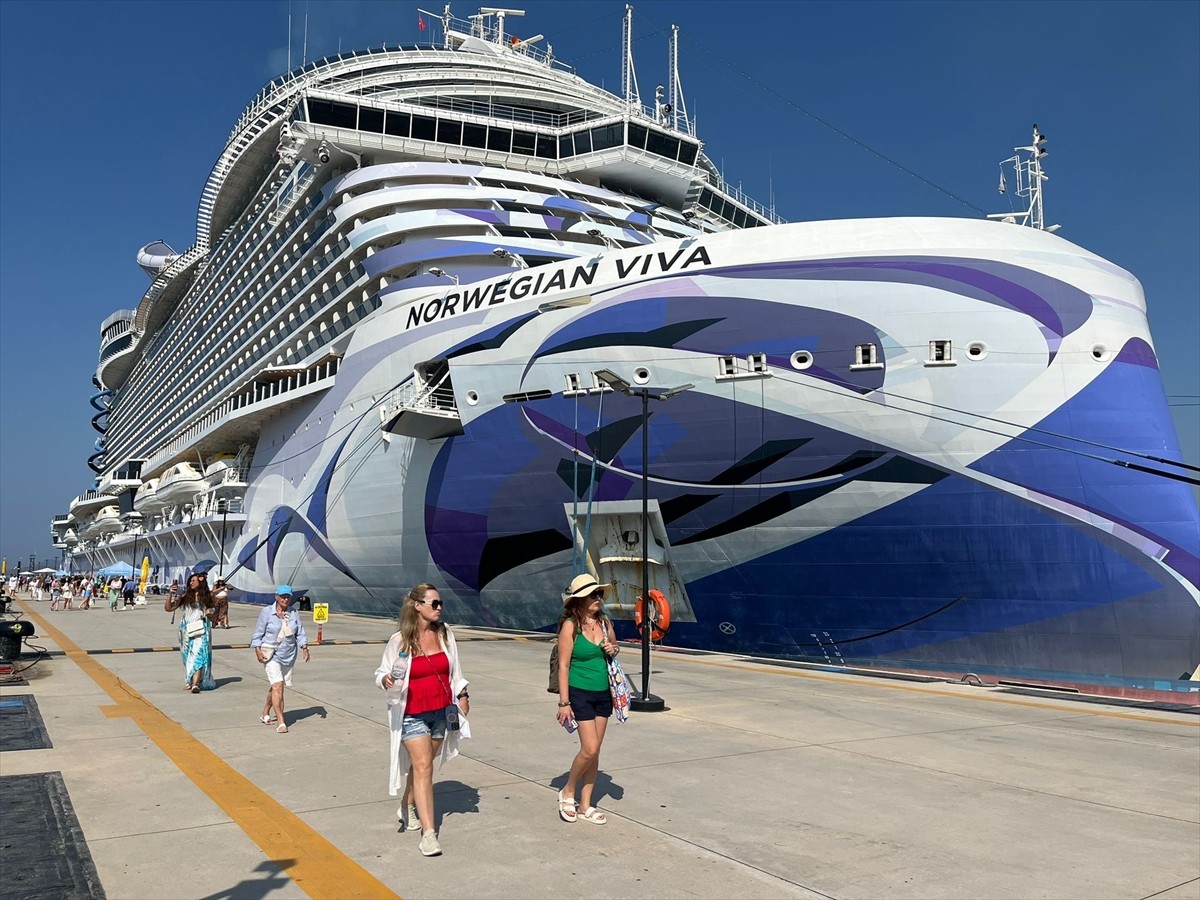 Muğla'nın Bodrum ilçesine "Norwegian Viva" isimli kruvaziyer 3 bin 581 turist getirdi. Turistler...