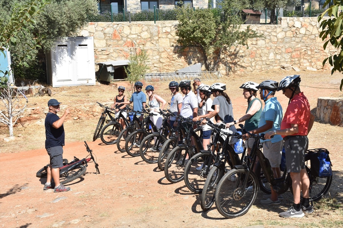Muğla'nın Bodrum ilçesine yolcu gemileriyle gelen turistler, kırsal bölgelerde düzenlenen bisiklet...