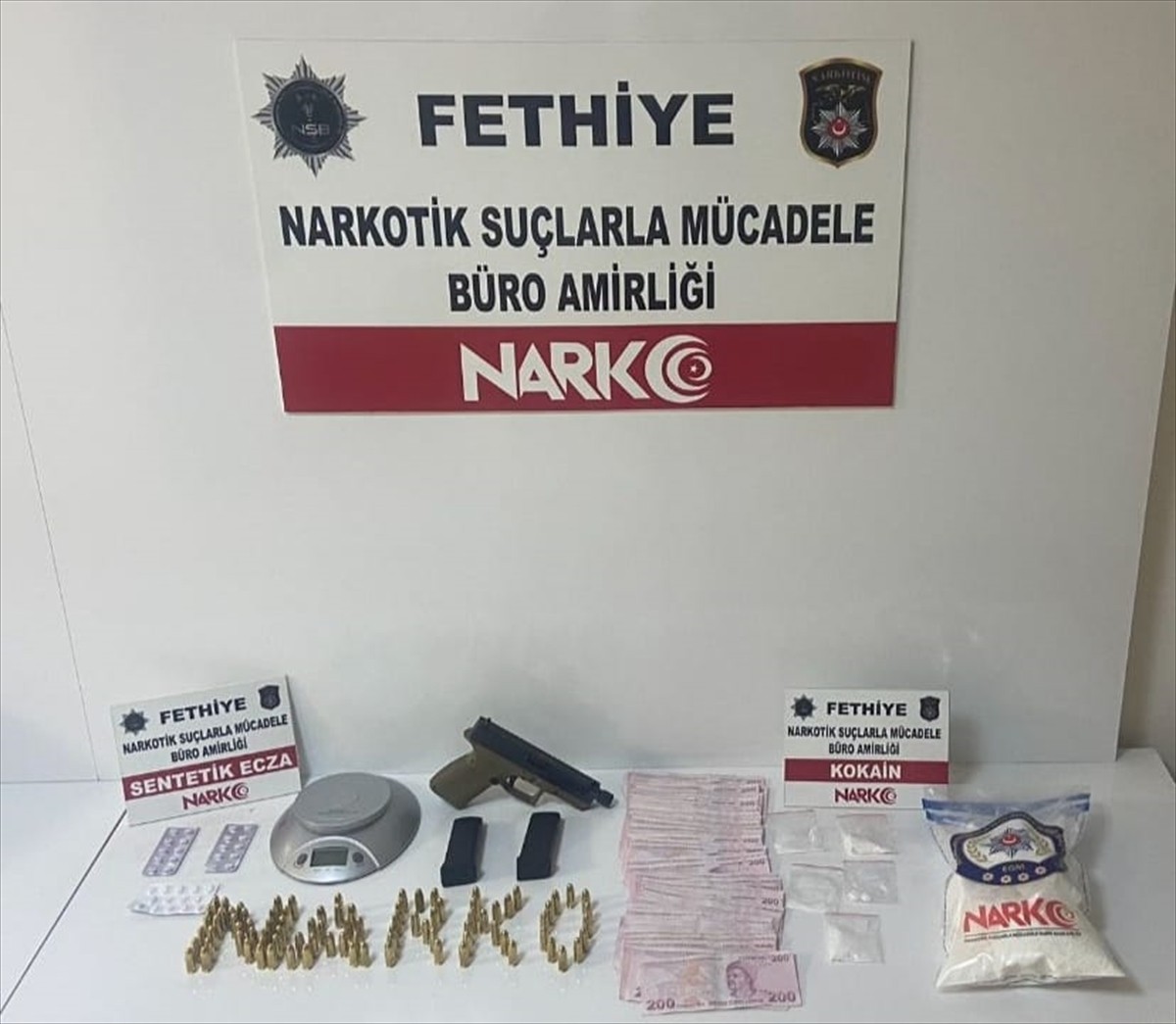 Muğla'nın Fethiye ve Marmaris ilçelerinde uyuşturucu ticareti yapan 5 şüpheli tutuklandı....