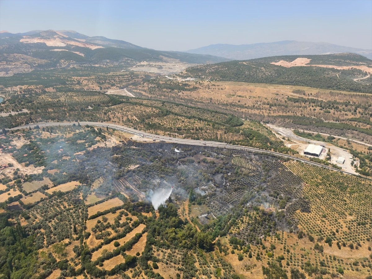 Muğla’nın Yatağan ilçesinde tarım arazisinde çıkan yangın, havadan ve karadan müdahaleyle kontrol...