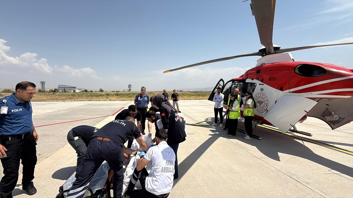 Muş'ta hasta bebek, ambulans helikopterle Elazığ'a nakledildi. İl Sağlık Müdürlüğünden yapılan...