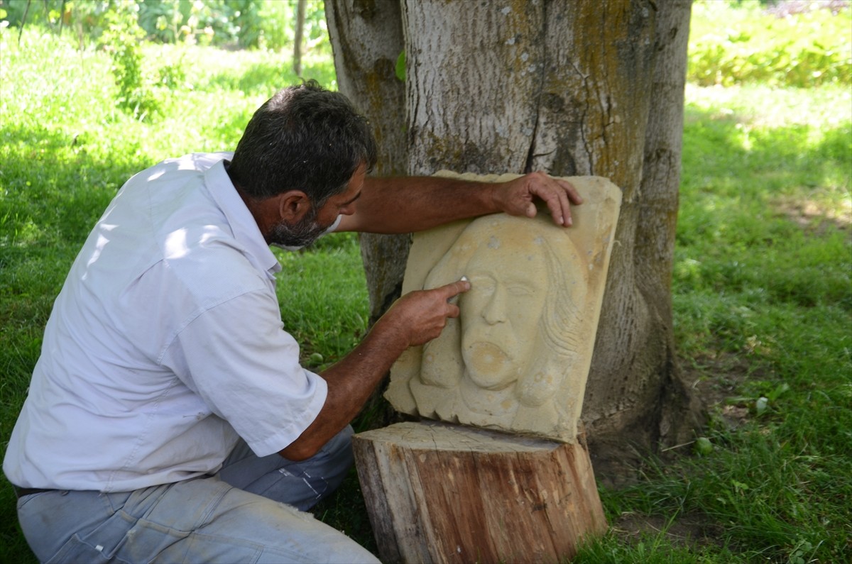  Muş'un Varto ilçesinde yaşayan 50 yaşındaki Turabi Yoloğlu, kuruyan ağaç dalları ve kireç...