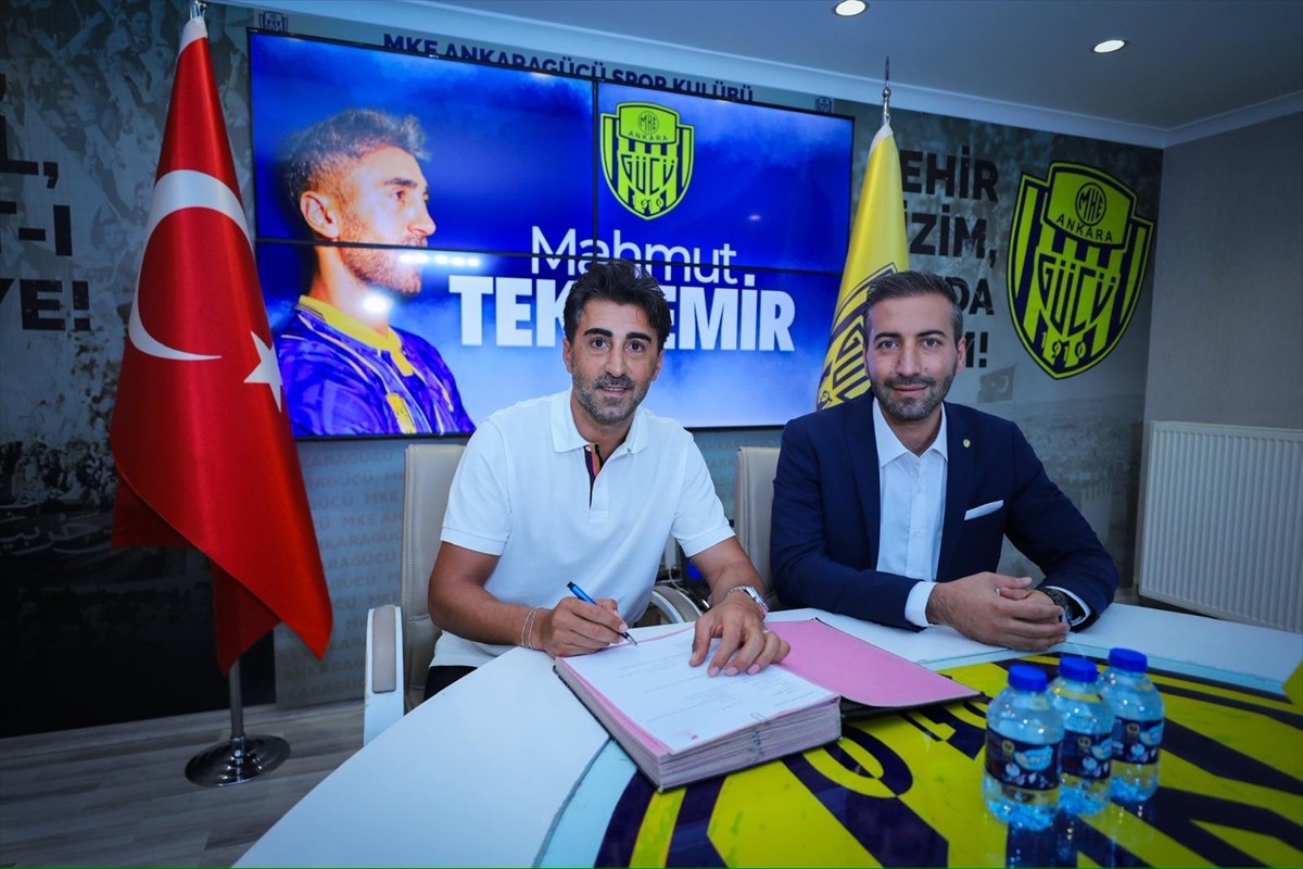 Nesine 2. Lig ekiplerinden MKE Ankaragücü, Mahmut Tekdemir (solda) ile 1 yıllık yeni sözleşme...
