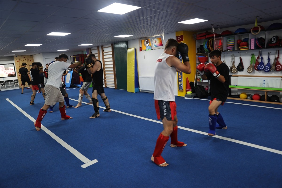Nevşehir'de geçen yıl kurulan kick boks takımına kayıt olduktan sonra katıldıkları ilk Türkiye...