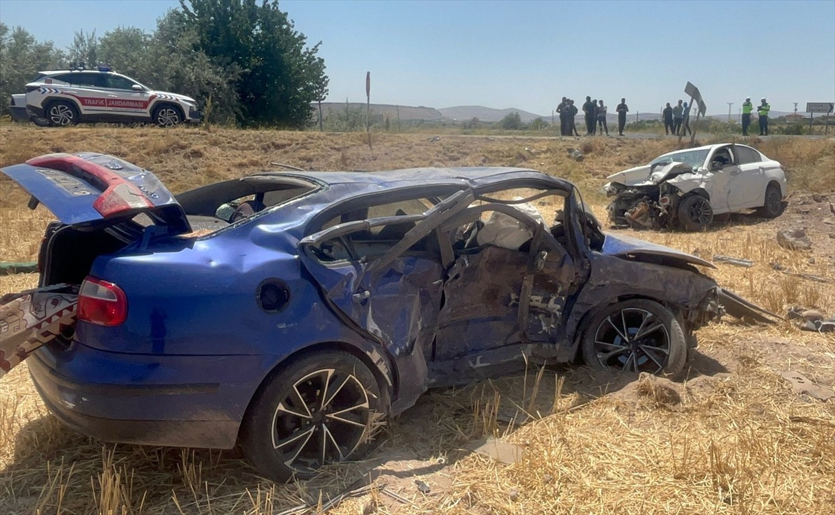 Nevşehir'de iki otomobilin çarpışması sonucu 1 kişi hayatını kaybetti, 1 kişi yaralandı.