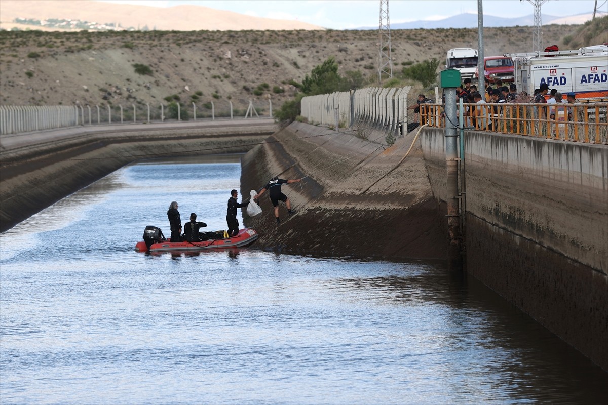 Nevşehir'in Gülşehir ilçesinde saman yüklü römorkun yan yatması sonucu sulama kanalına düşen...
