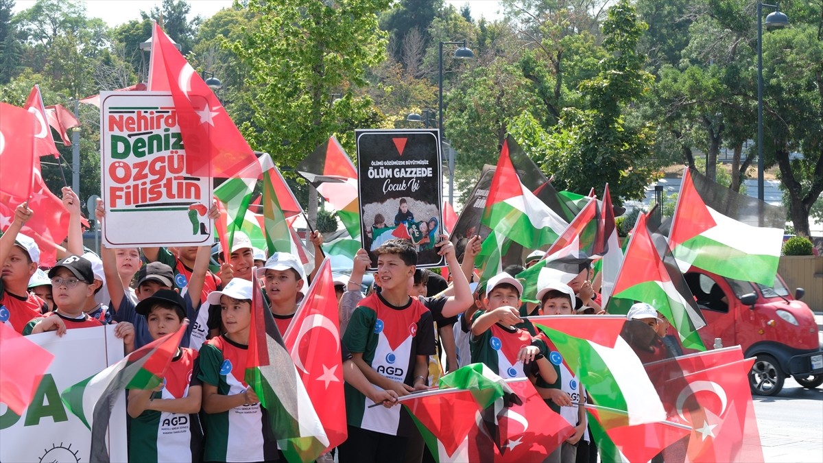 Öğrenciler, Anadolu Gençlik Derneği Konya Şubesi koordinesinde "Çocuklar Kıyamda, Zafer Yakında"...