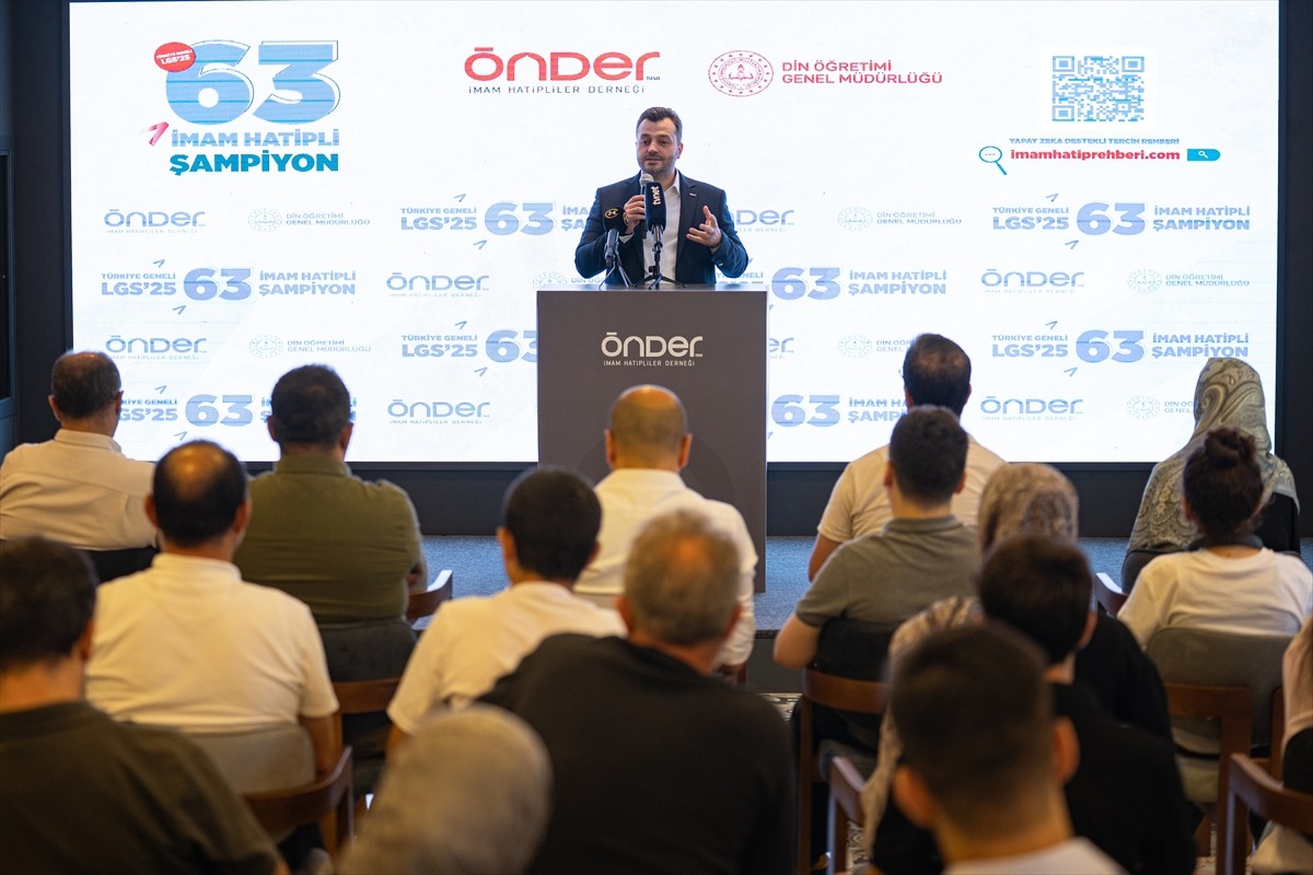 ÖNDER İmam Hatipliler Derneği üyeleri, Liselere Geçiş Sistemi (LGS) kapsamındaki merkezi sınavda...