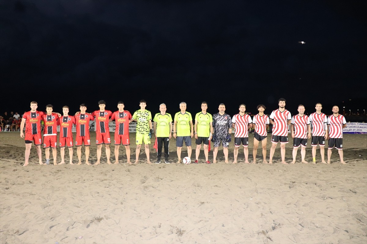 Ordu'da bu yıl 34'üncüsü düzenlenen Manyetik Kum Gece Futbol Turnuvası başladı. Ünye Belediyesi...