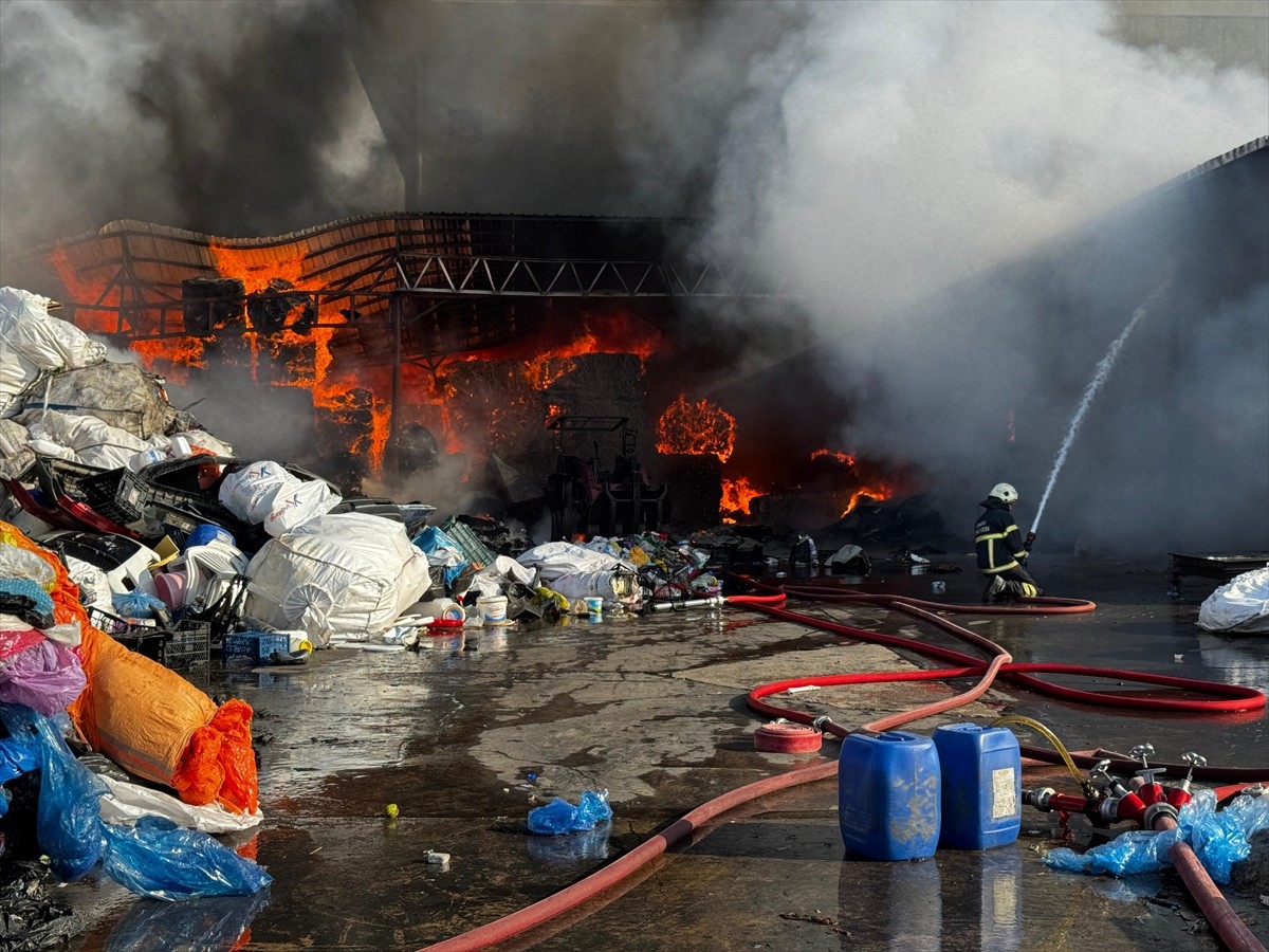Ordu'nun Altınordu ilçesinde geri dönüşüm tesisinde çıkan yangına ekipler müdahale etti.