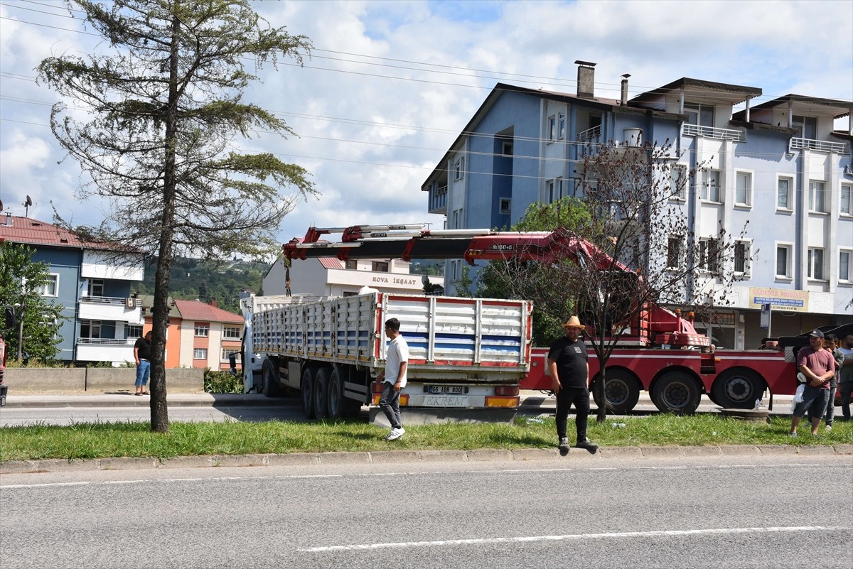 Ordu'nun Altınordu ilçesinde park halindeyken freni boşalan tır duvara çarptı.