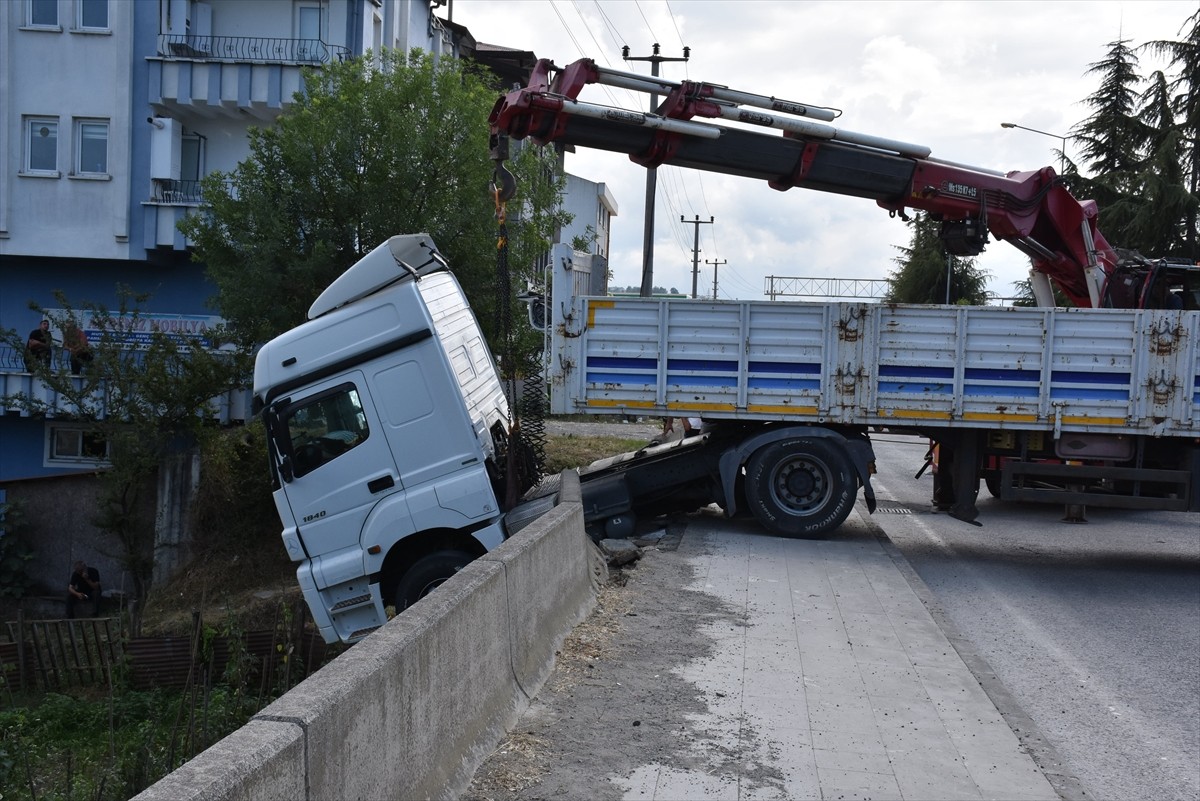 Ordu'nun Altınordu ilçesinde park halindeyken freni boşalan tır duvara çarptı.